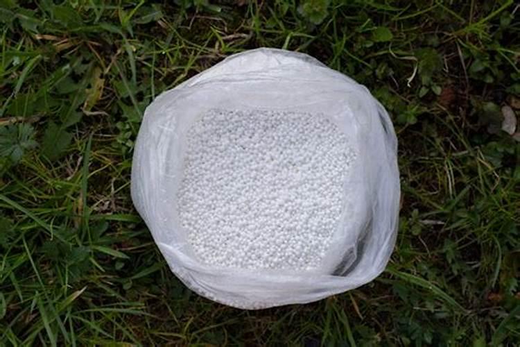 液体氮肥一桶水加多少水？