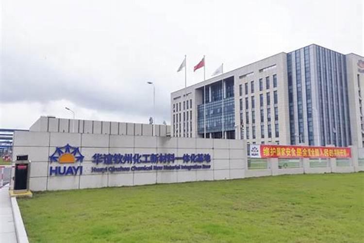 天脊16</p><p>硝酸钾水溶肥的批发价格，20公斤每袋140元。硝酸钾，是一种无机物，俗称火硝或土硝，是指钾的硝酸盐。为无色透明斜方晶体或菱形晶体或白色粉末，无臭、无毒，有咸味和清凉感。在空气中吸湿微小，不易结块，易溶于水，能溶于液氨和甘油，不溶于无水乙醇和乙醚。硝酸钾是一种无氯氮钾复肥，具有高。</p><p><h3 ext>四、水溶肥十大名牌